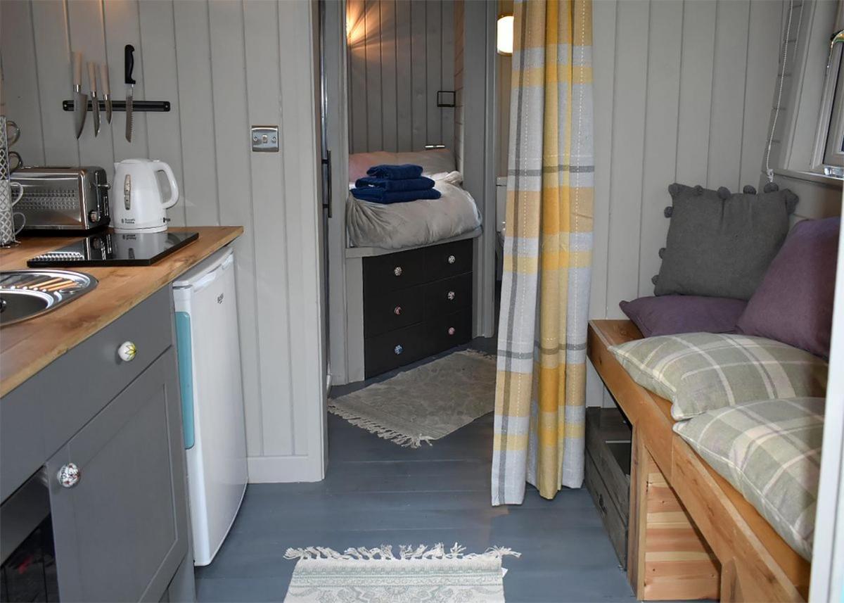 Riverview Lodges And Glamping Уелшпул Екстериор снимка