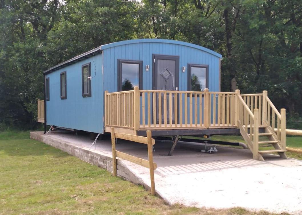 Riverview Lodges And Glamping Уелшпул Екстериор снимка
