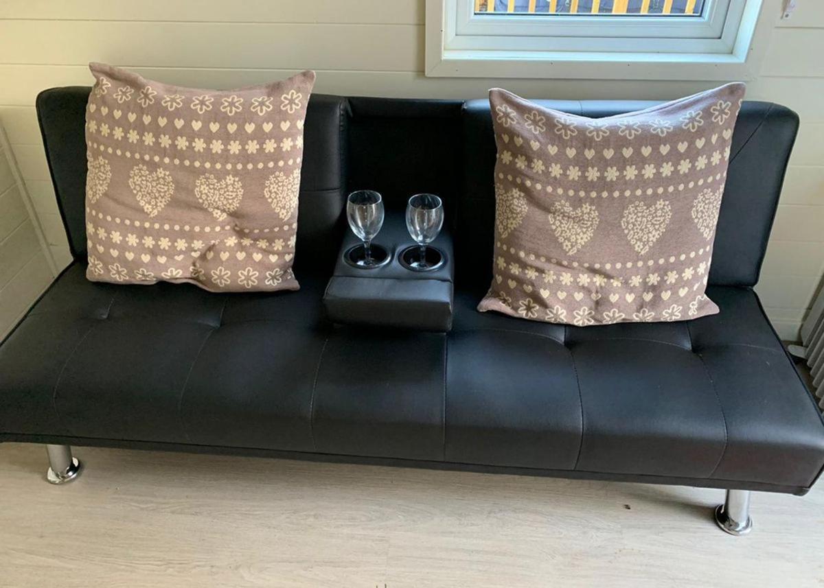 Riverview Lodges And Glamping Уелшпул Екстериор снимка