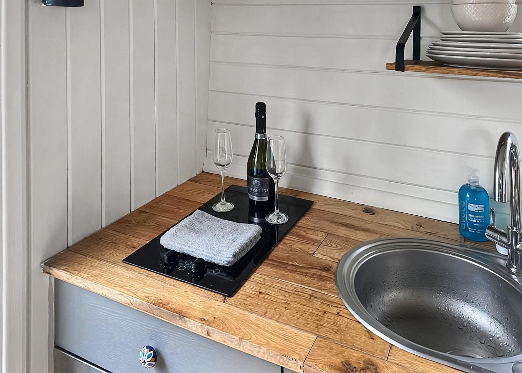 Riverview Lodges And Glamping Уелшпул Екстериор снимка