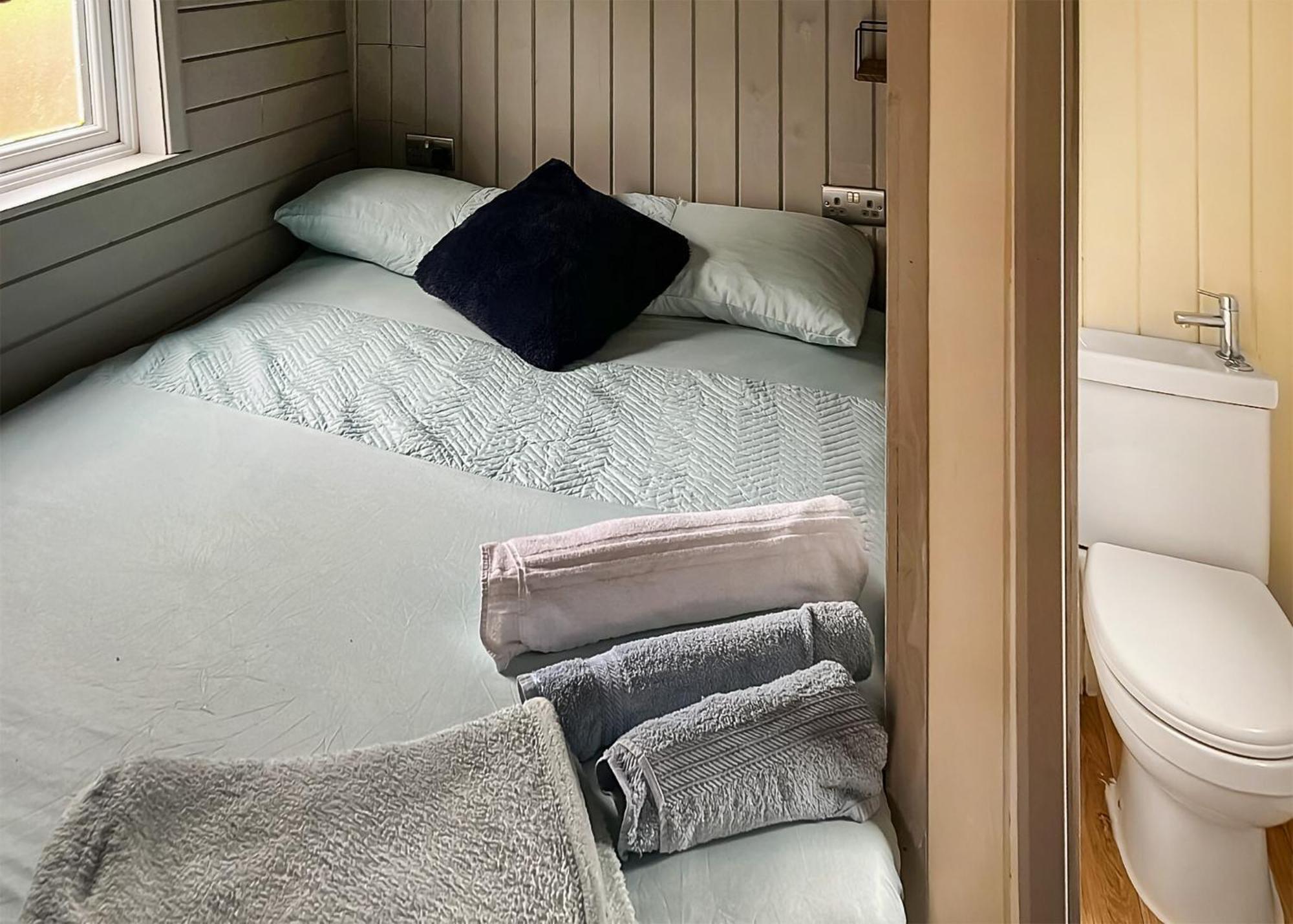 Riverview Lodges And Glamping Уелшпул Екстериор снимка
