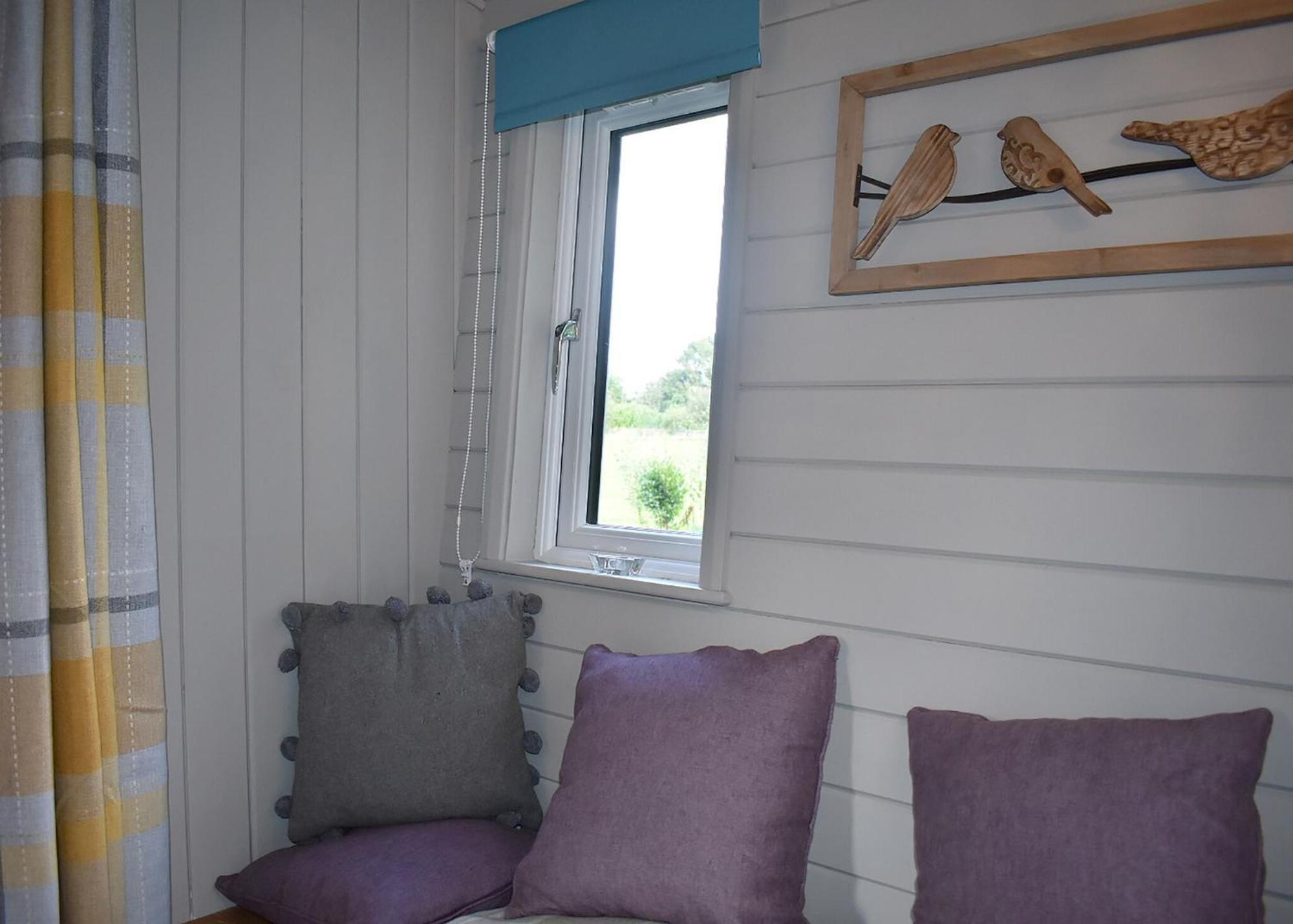 Riverview Lodges And Glamping Уелшпул Екстериор снимка