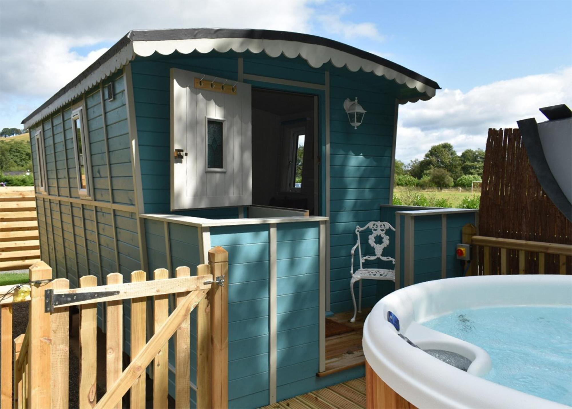 Riverview Lodges And Glamping Уелшпул Екстериор снимка
