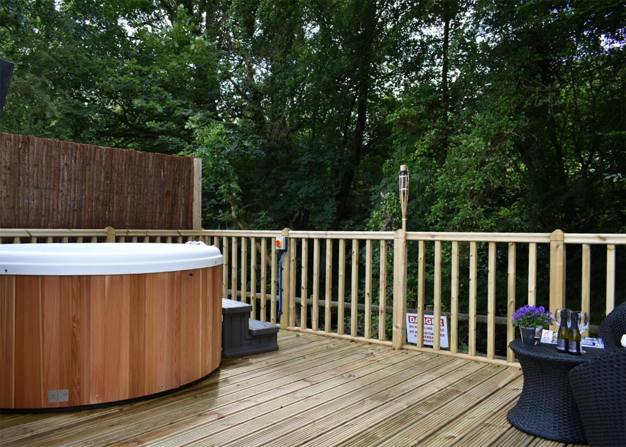 Riverview Lodges And Glamping Уелшпул Екстериор снимка