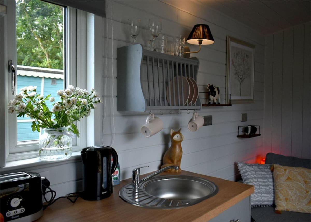 Riverview Lodges And Glamping Уелшпул Екстериор снимка