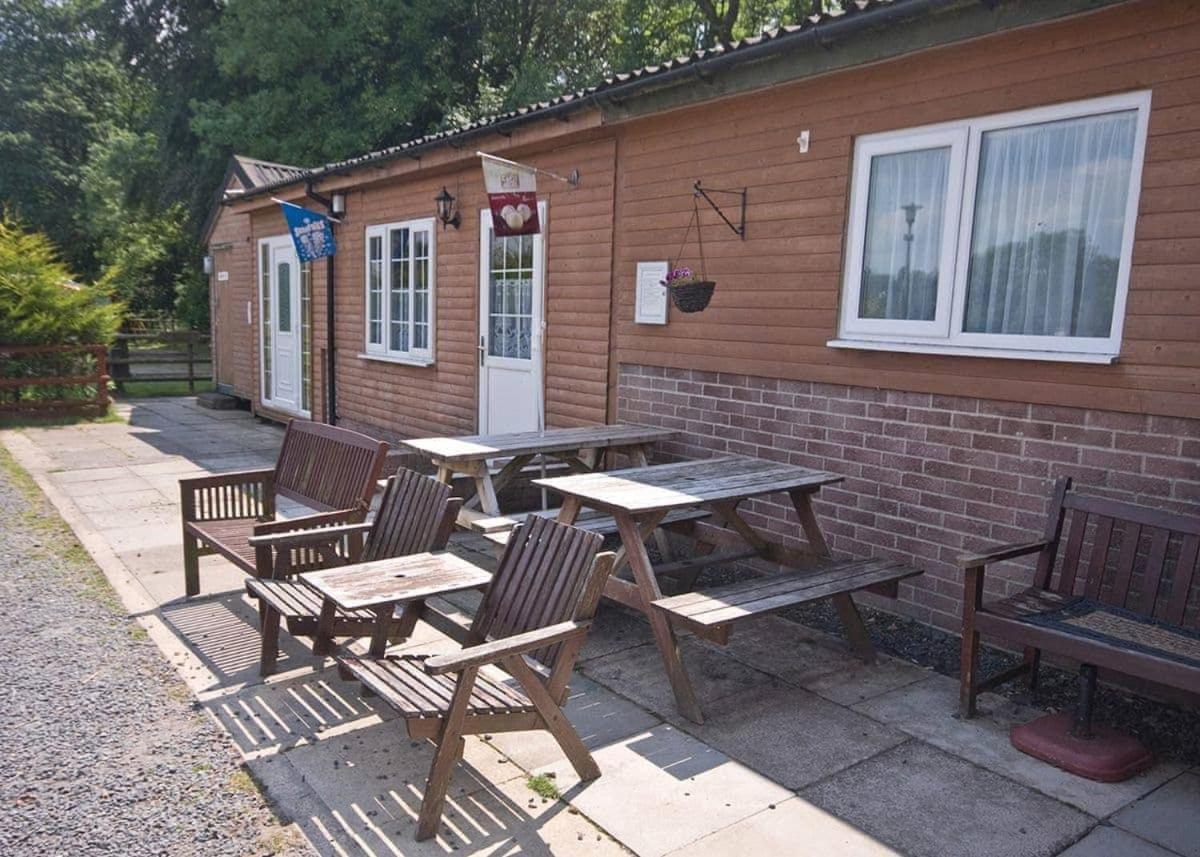 Riverview Lodges And Glamping Уелшпул Екстериор снимка